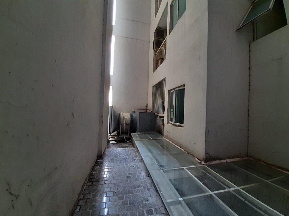 Công an tiếp tục đến hiện trường vụ tiến sĩ Bùi Quang Tín rơi lầu tử vong - Ảnh 4.