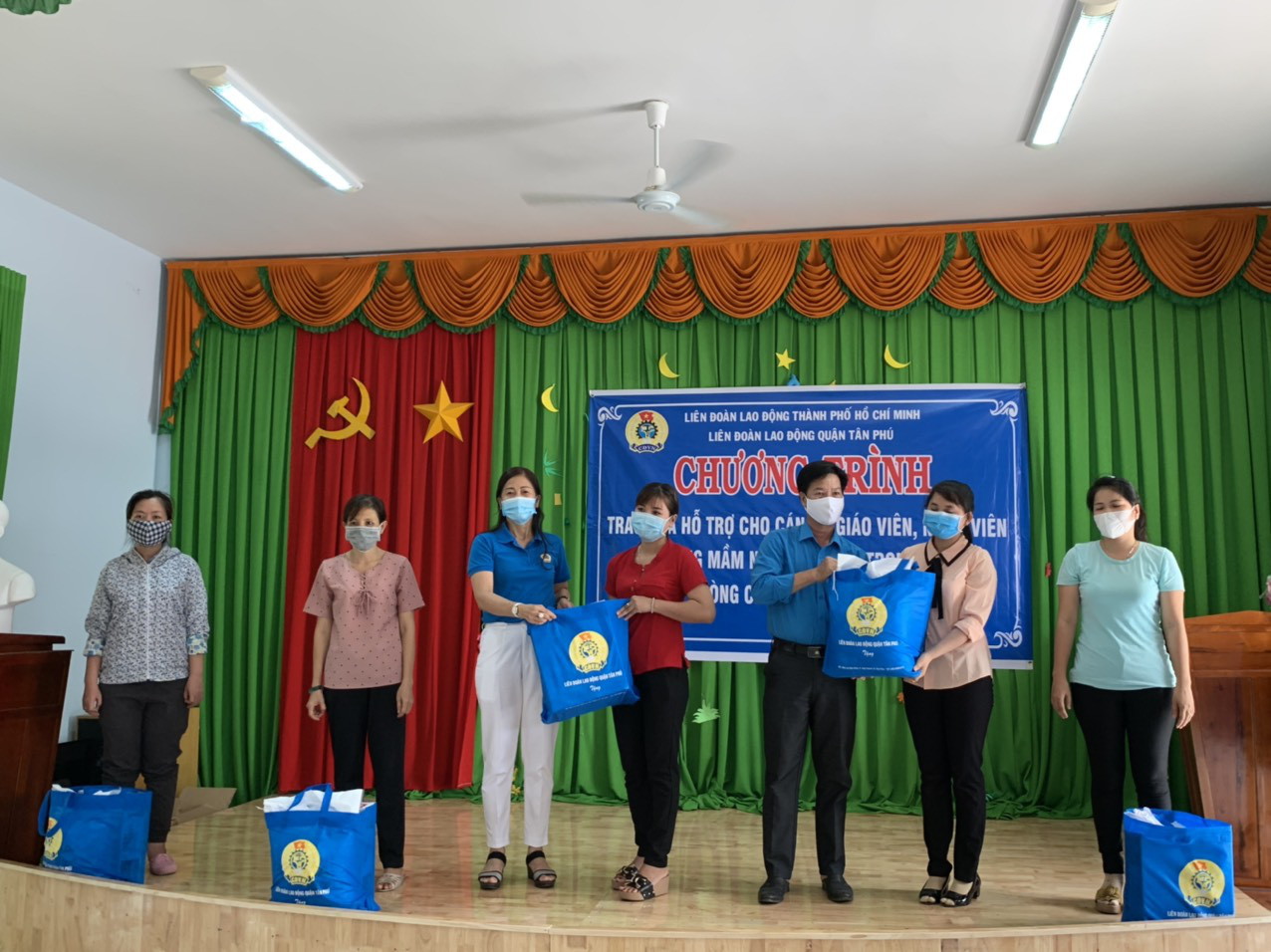 Tặng 50 bồn chứa nước cho người ngh&egrave;o ở Bến Tre, Tiền Giang - Ảnh 3.