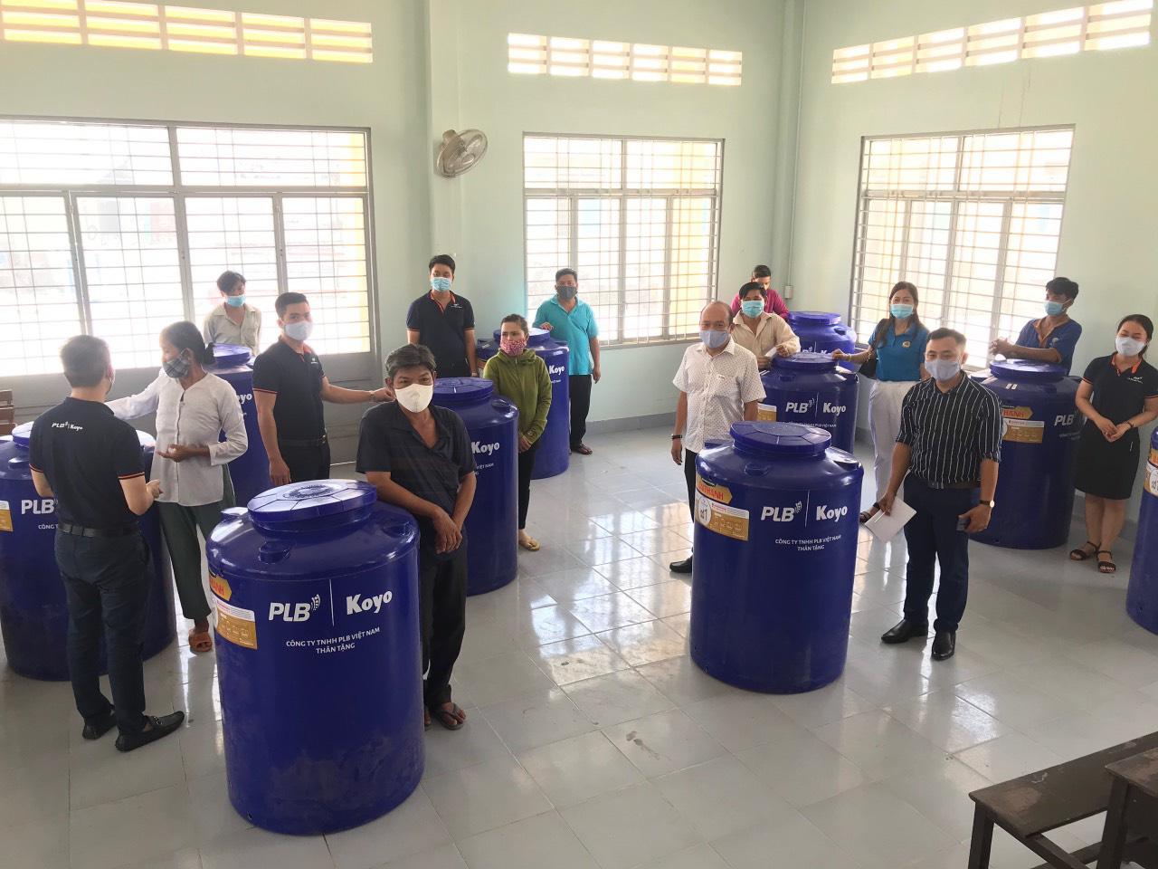 Tặng 50 bồn chứa nước cho người nghèo ở Bến Tre, Tiền Giang