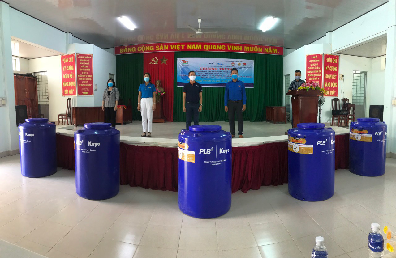 Tặng 50 bồn chứa nước cho người ngh&egrave;o ở Bến Tre, Tiền Giang - Ảnh 1.