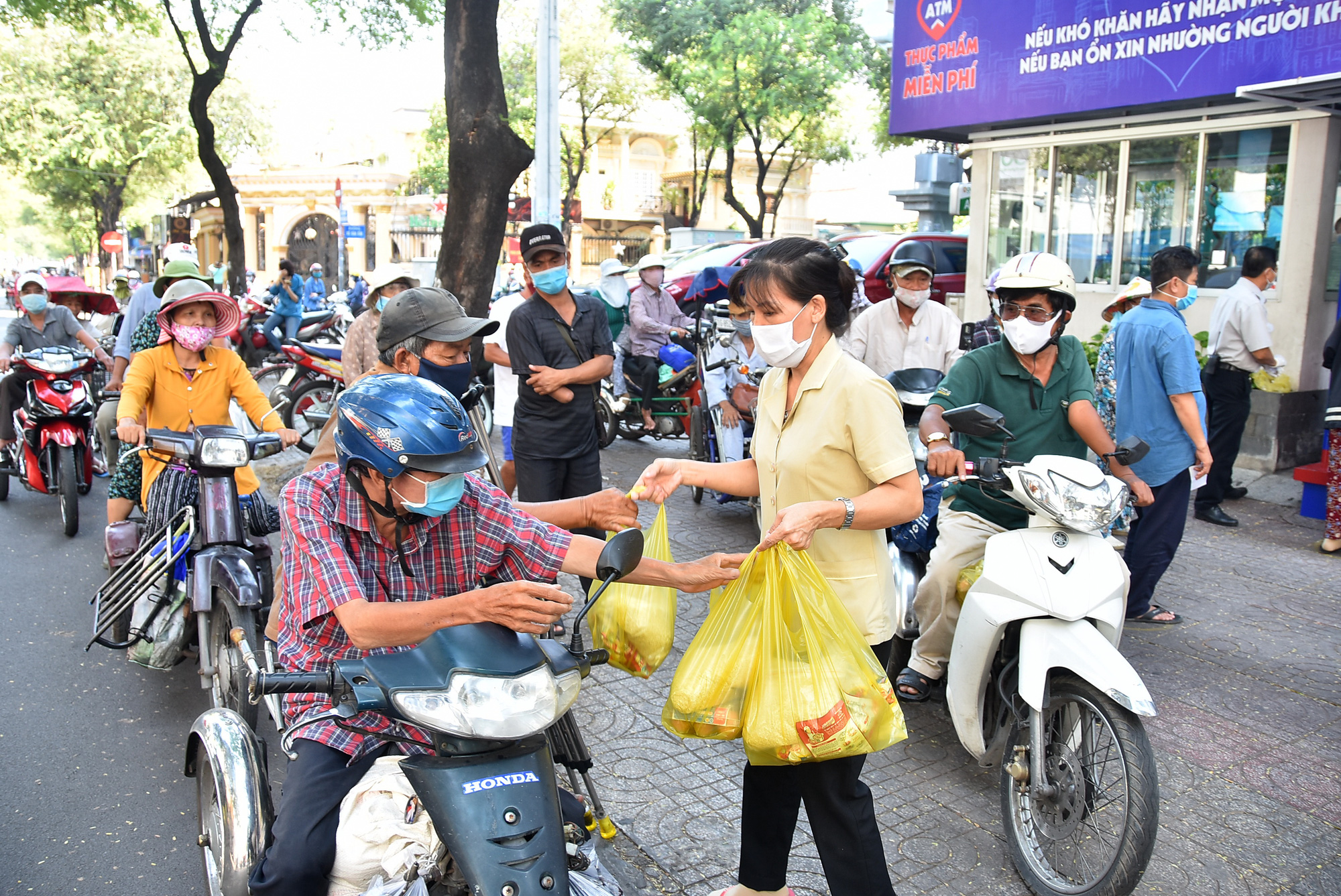 "ATM thực phẩm miễn phí": Nhân rộng những tấm lòng nhân ái