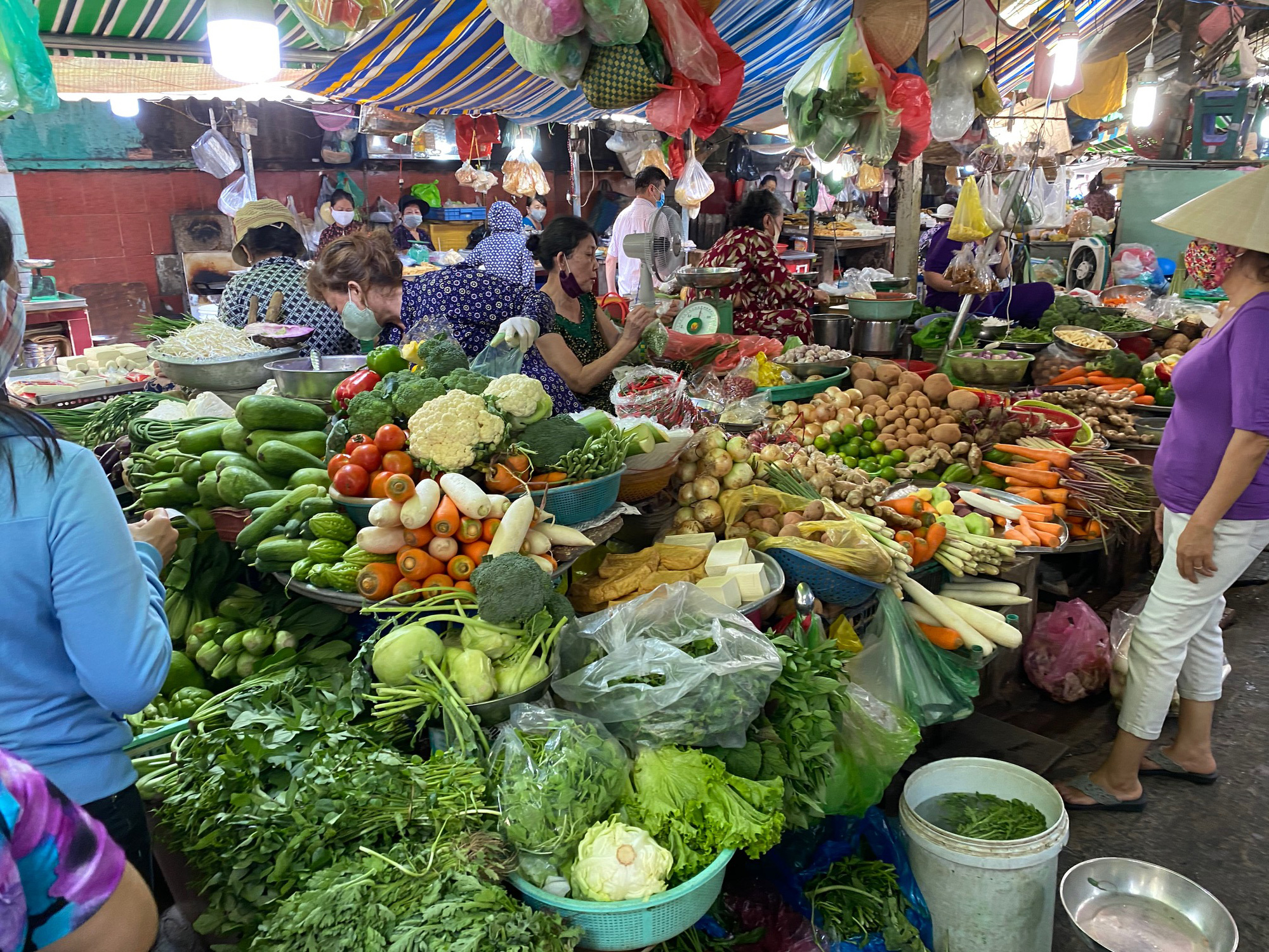 Dịp lễ, một số mặt hàng thủy hải sản tăng giá nhẹ - Ảnh 2.
