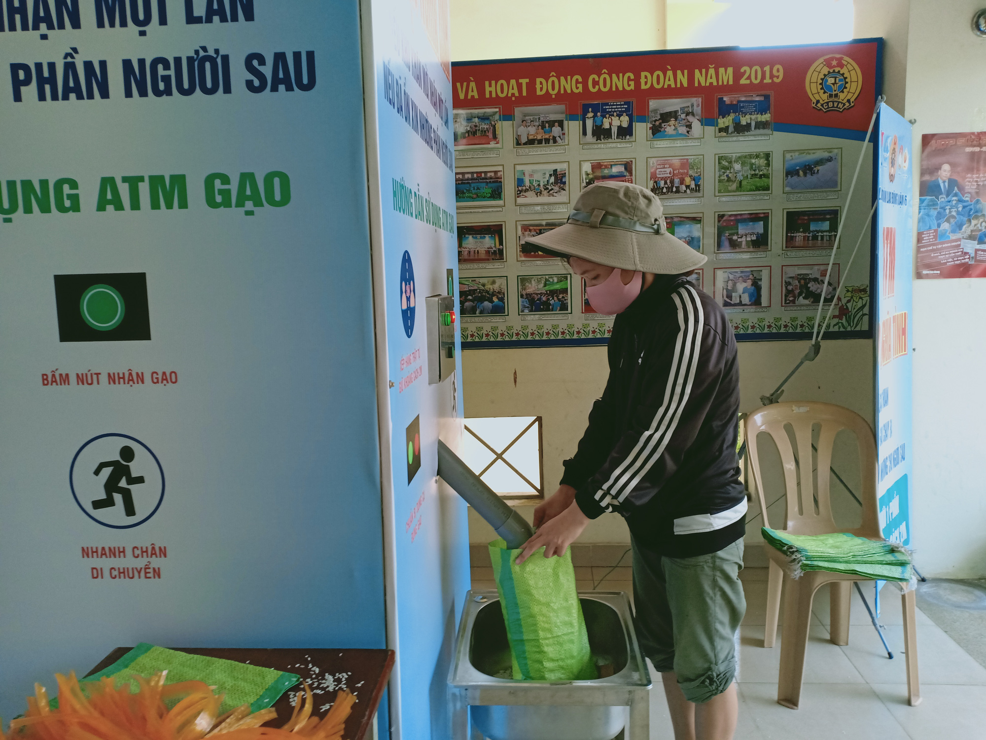 Th&ecirc;m ATM gạo nghĩa t&igrave;nh tiếp sức c&ocirc;ng nh&acirc;n lao động - Ảnh 1.