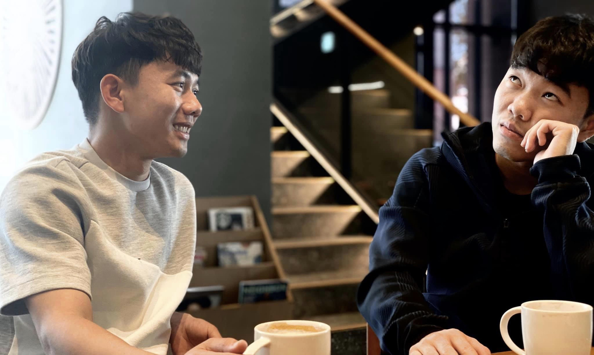 Xuân Trường đeo tạp dề, làm món Hàn Quốc mời bạn thân Minh Vương nhân sinh nhật