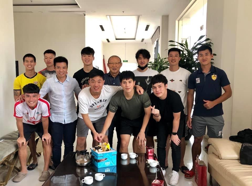 Xu&acirc;n Trường đeo tạp dề, l&agrave;m m&oacute;n H&agrave;n Quốc mời bạn th&acirc;n Minh Vương nh&acirc;n sinh nhật - Ảnh 3.