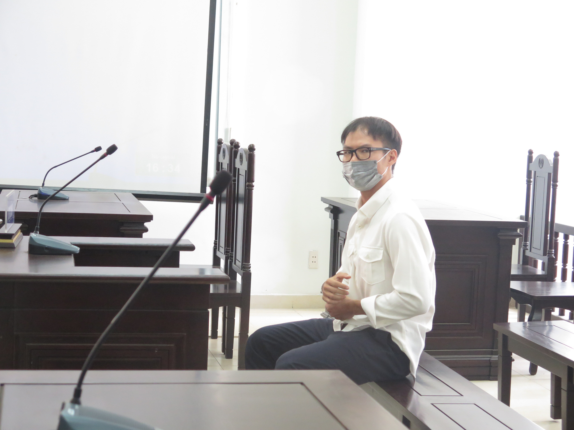 Vì sao người đánh bảo vệ vì bị nhắc đeo khẩu trang phạm tội "Chống người thi hành công vụ?