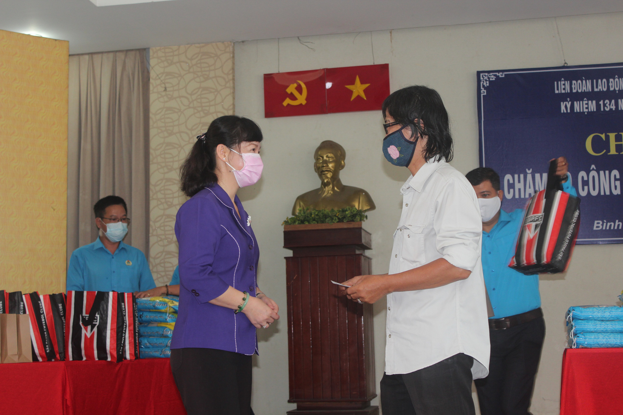 Chia sẻ c&ugrave;ng c&ocirc;ng nh&acirc;n bị tai nạn lao động - Ảnh 4.