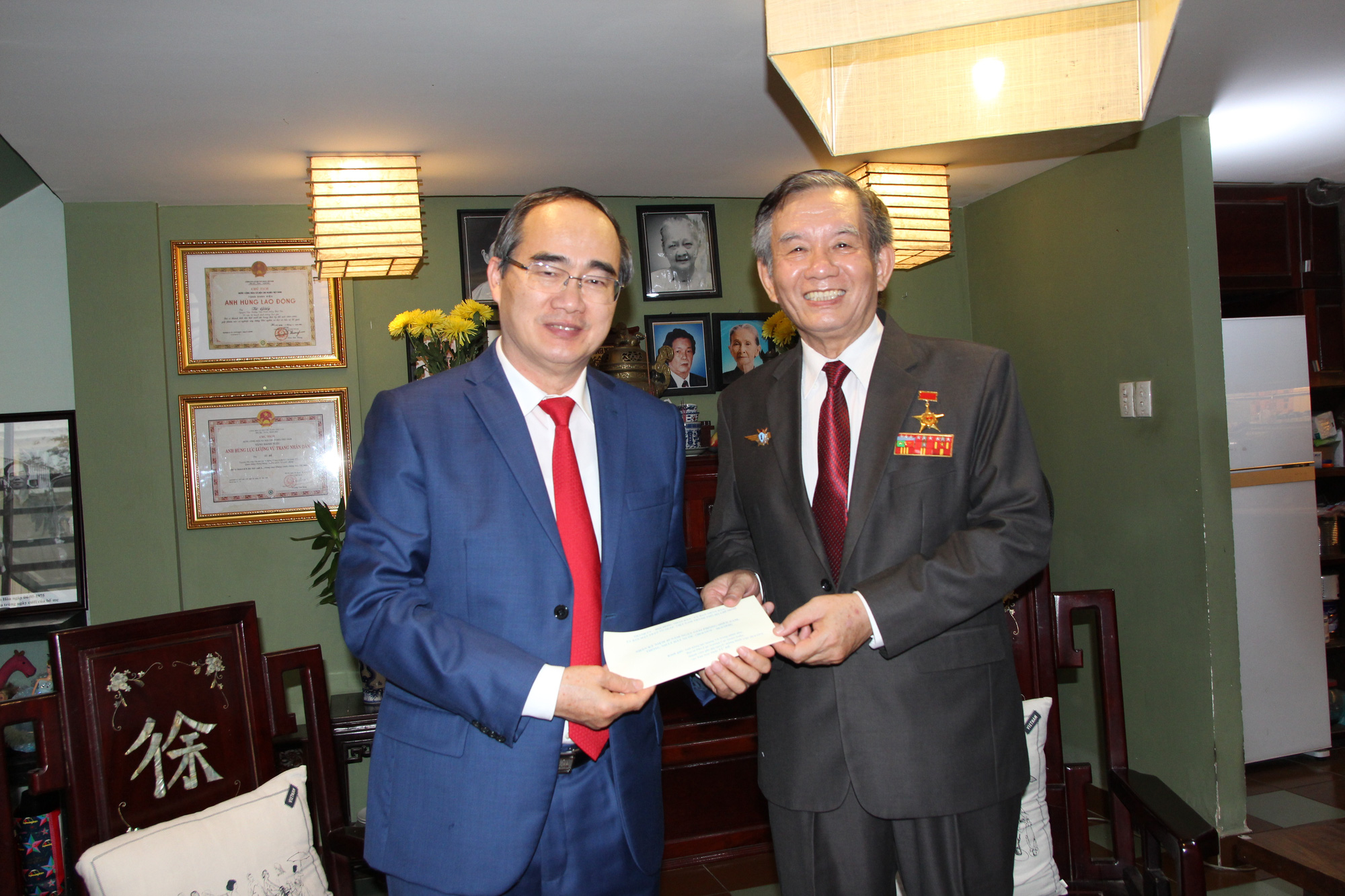 Bí thư Thành ủy TP HCM thăm các cá nhân, đơn vị tiêu biểu trong Chiến dịch Hồ Chí Minh