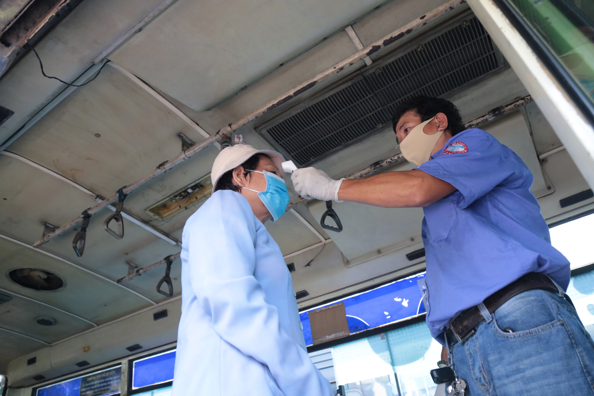 Tuyến xe buýt đầu tiên tại TP HCM lăn bánh trở lại - Ảnh 8.