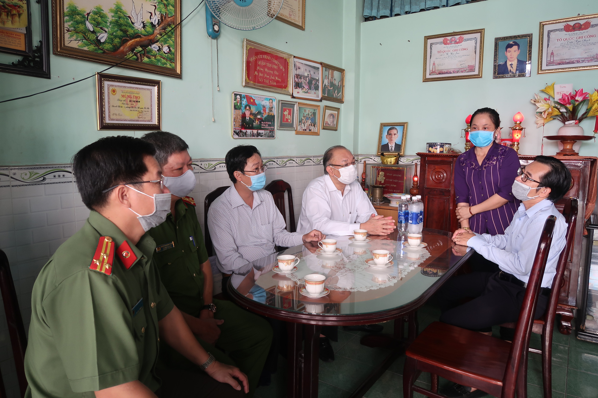 Trung tướng L&ecirc; Đ&ocirc;ng Phong &acirc;n cần thăm hỏi mẹ V&otilde; Thị Năm - Ảnh 3.