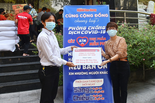 ATM thực phẩm miễn phí: Nhân rộng những tấm lòng nhân ái - Ảnh 1.