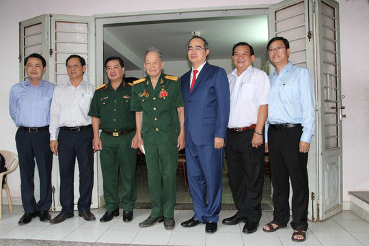 B&iacute; thư Th&agrave;nh ủy TP HCM thăm c&aacute;c c&aacute; nh&acirc;n, đơn vị ti&ecirc;u biểu trong Chiến dịch Hồ Ch&iacute; Minh - Ảnh 1.