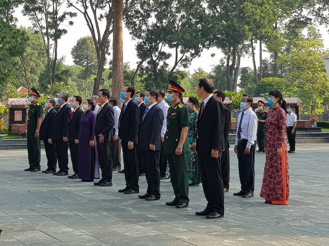 Lãnh đạo TP HCM dâng hương, dâng hoa tưởng niệm Chủ tịch Hồ Chí Minh, các anh hùng liệt sĩ - Ảnh 6.