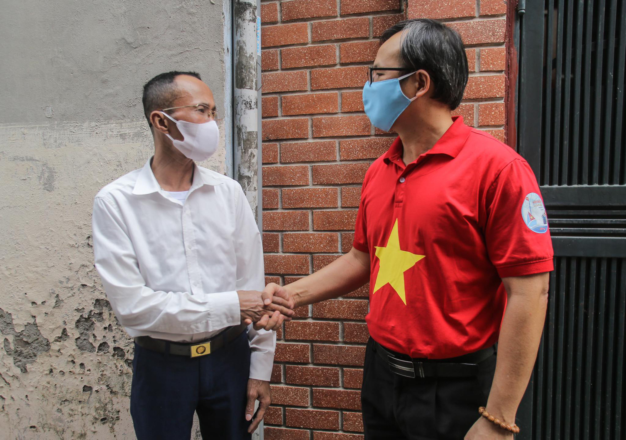 Trao tặng qu&agrave; của bạn đọc B&aacute;o Người Lao Động cho bệnh nh&acirc;n x&oacute;m chạy thận tại H&agrave; Nội - Ảnh 5.