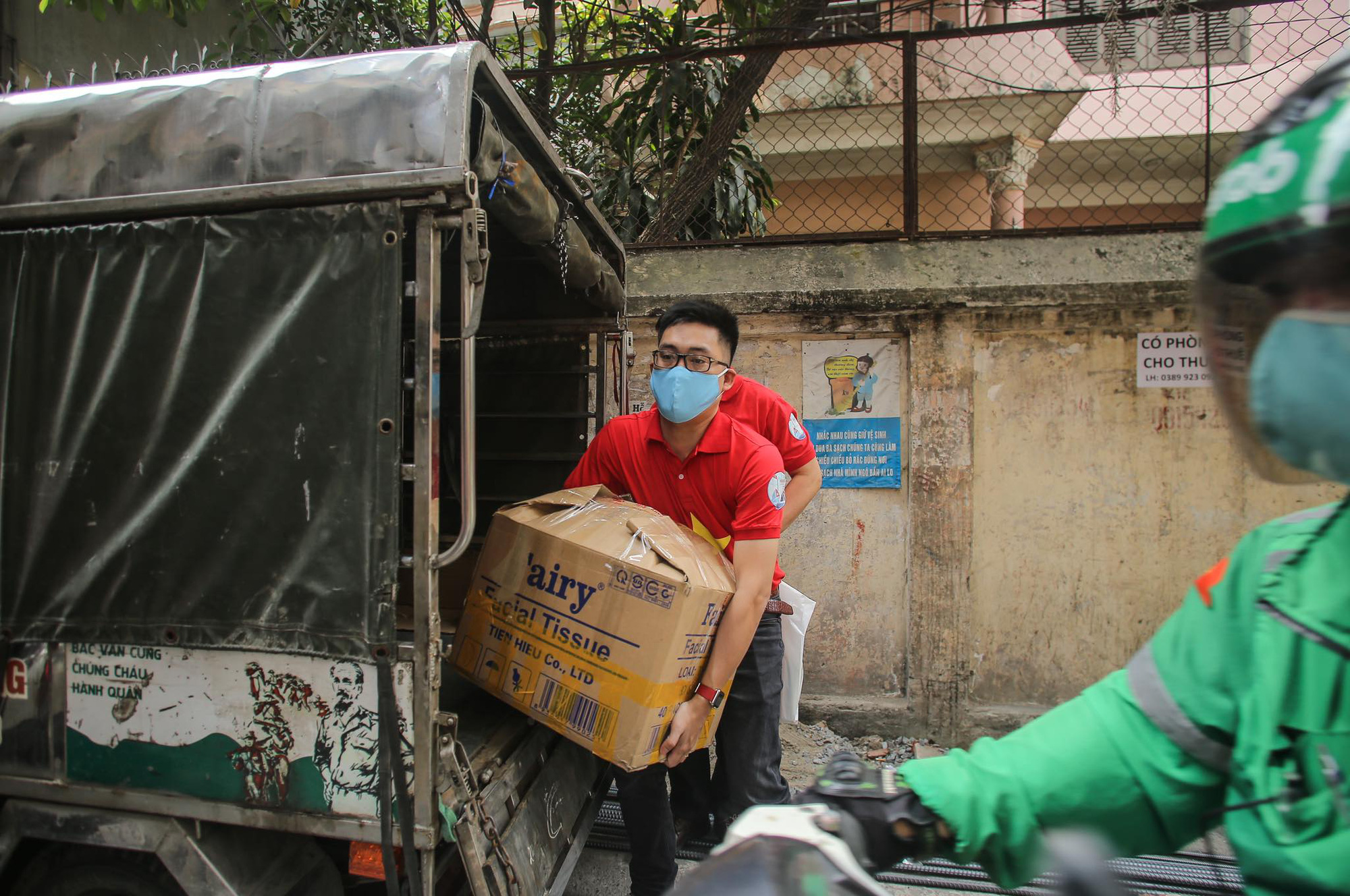 Trao tặng qu&agrave; của bạn đọc B&aacute;o Người Lao Động cho bệnh nh&acirc;n x&oacute;m chạy thận tại H&agrave; Nội - Ảnh 7.