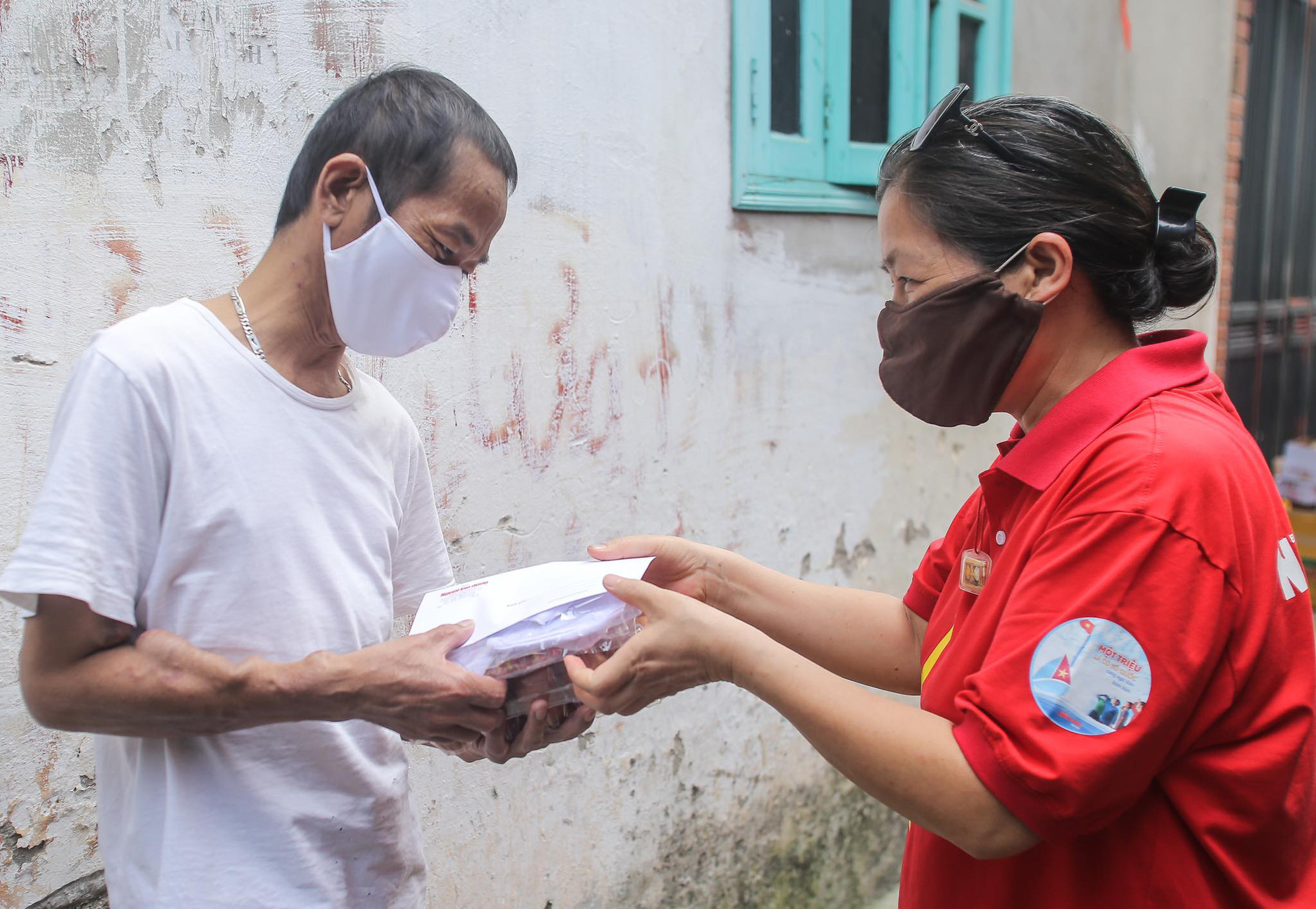 Trao tặng qu&agrave; của bạn đọc B&aacute;o Người Lao Động cho bệnh nh&acirc;n x&oacute;m chạy thận tại H&agrave; Nội - Ảnh 14.