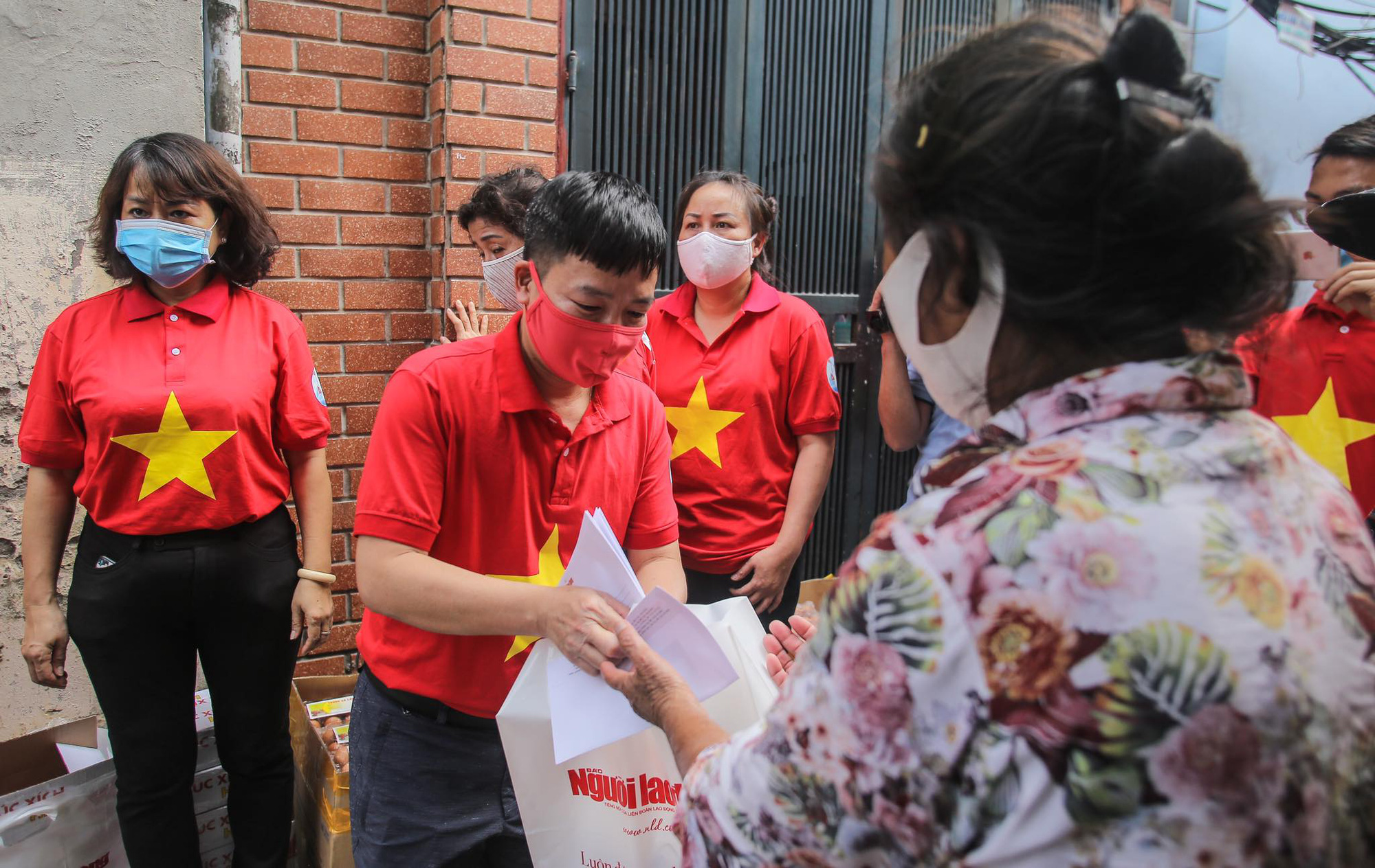 Trao tặng qu&agrave; của bạn đọc B&aacute;o Người Lao Động cho bệnh nh&acirc;n x&oacute;m chạy thận tại H&agrave; Nội - Ảnh 10.