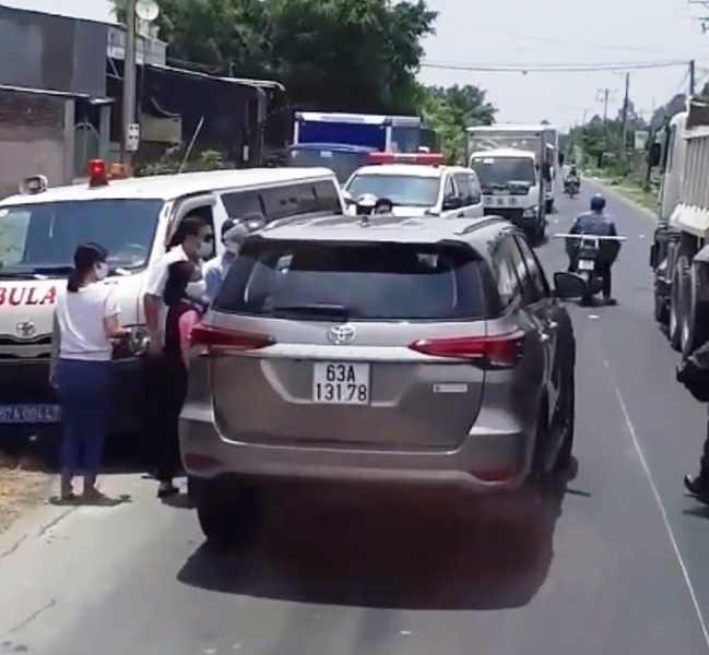 CLIP: Bức x&uacute;c t&agrave;i xế &ocirc;t&ocirc; chạy lấn l&agrave;n, &eacute;p xe cứu thương v&agrave;o lề đường - Ảnh 2.