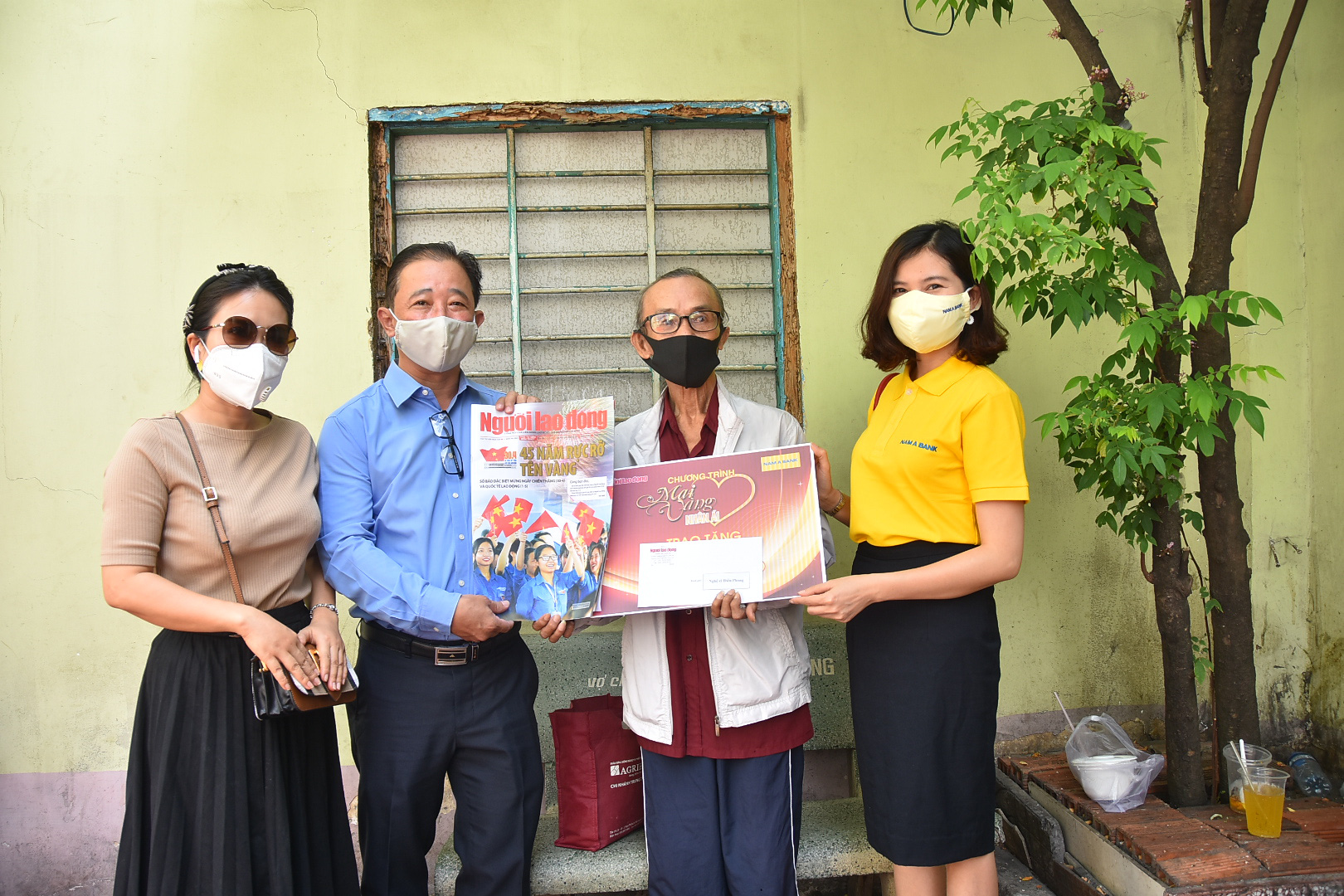"Mai Vàng nhân ái" đến thăm nhạc sĩ Mặc Thế Nhân, nghệ sĩ Điền Phong và Kim Huyền