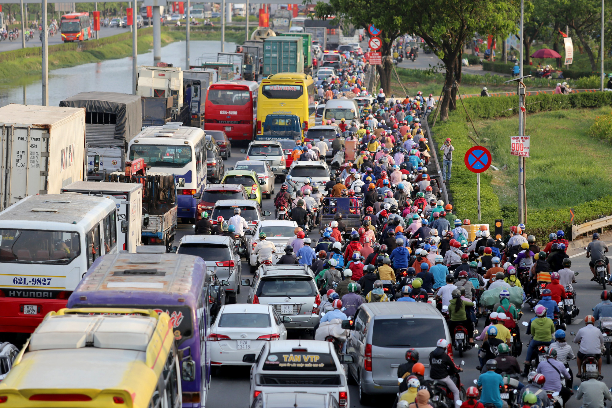 Nới lỏng giãn cách xã hội, cửa ngõ TP HCM đông nghịt người đi nghỉ lễ - Ảnh 1.