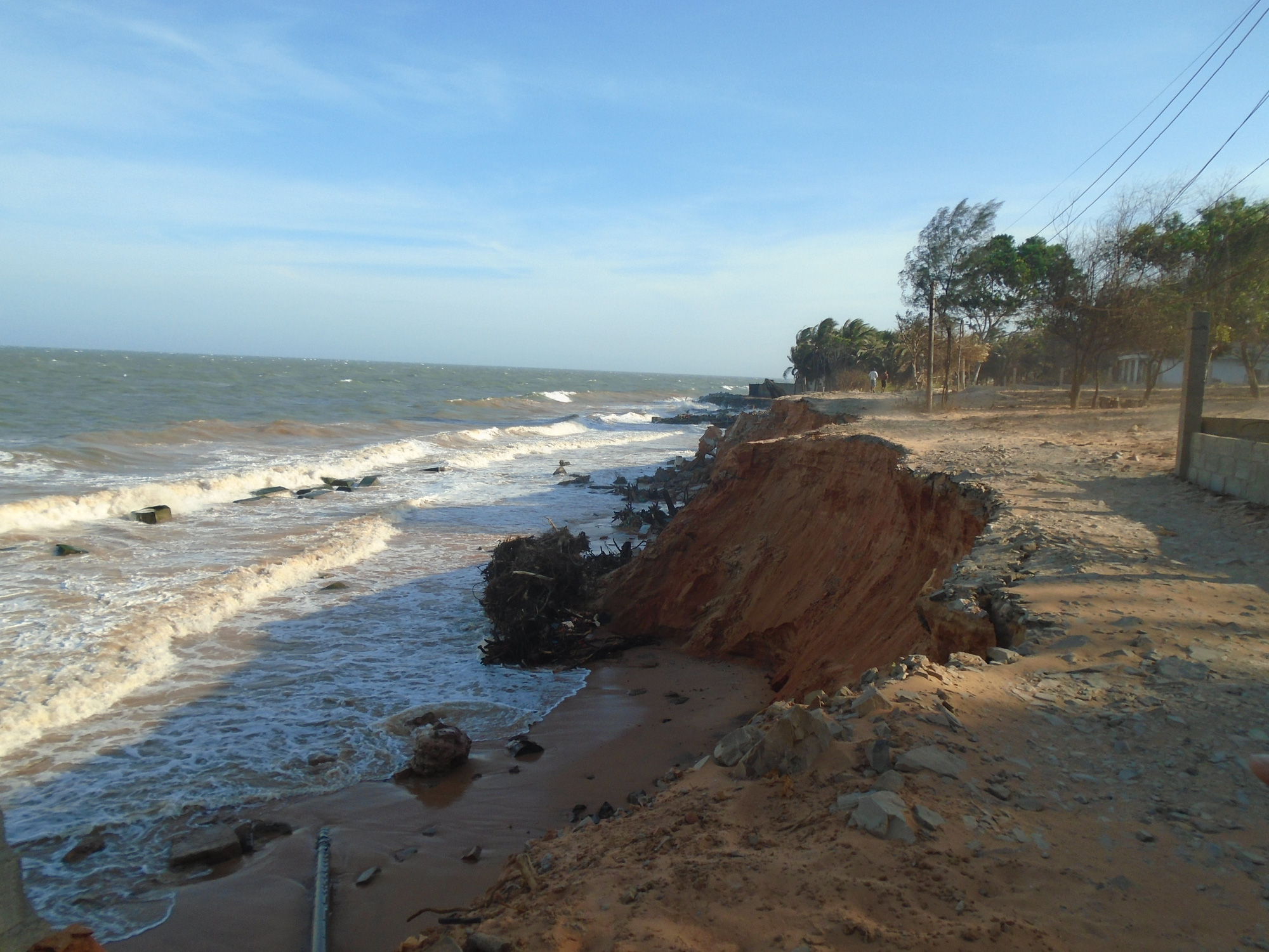 B&igrave;nh Thuận: S&oacute;ng lớn đ&aacute;nh bay con đường c&ugrave;ng nhiều c&ocirc;ng tr&igrave;nh xuống biển - Ảnh 1.