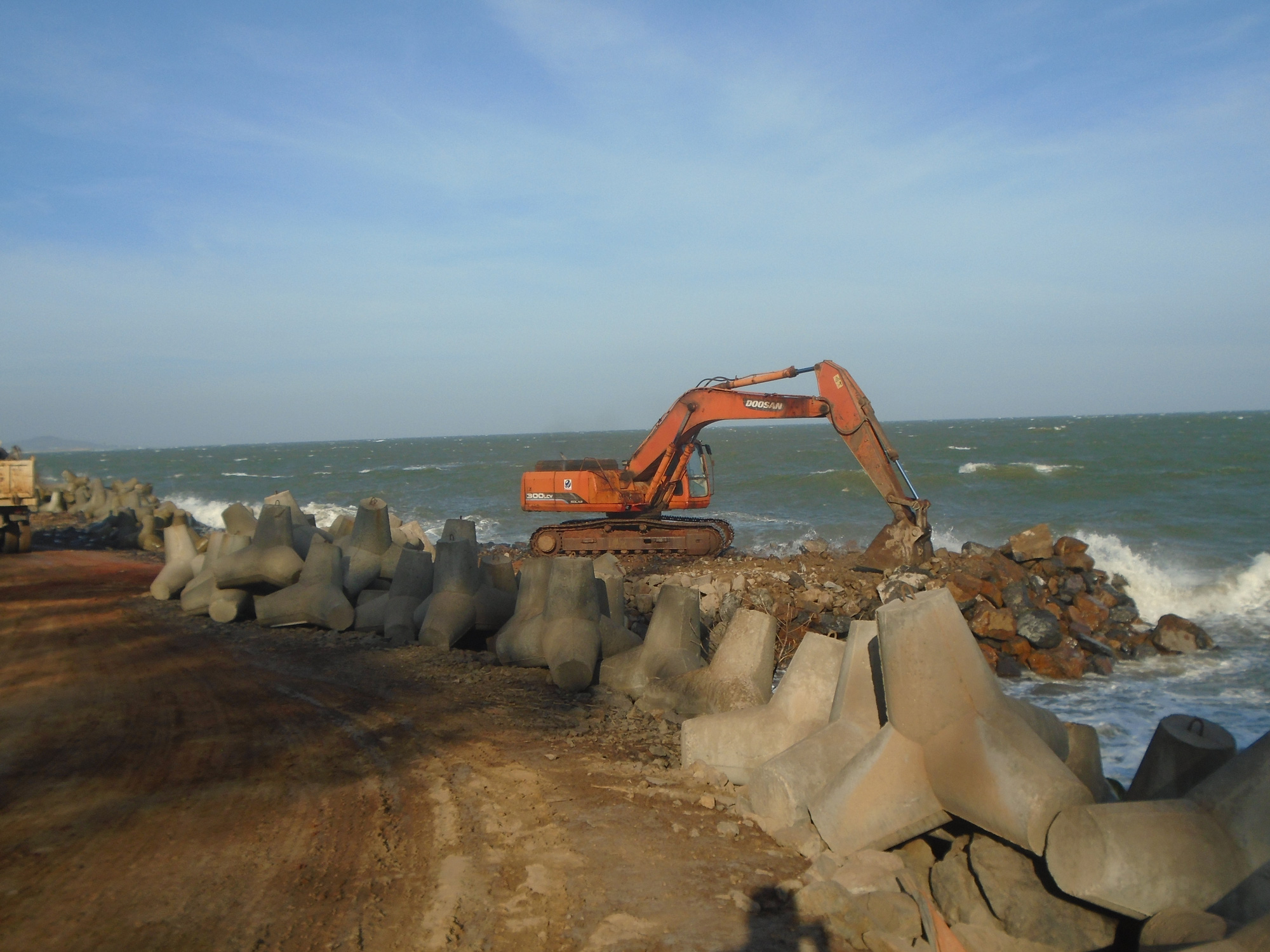 B&igrave;nh Thuận: S&oacute;ng lớn đ&aacute;nh bay con đường c&ugrave;ng nhiều c&ocirc;ng tr&igrave;nh xuống biển - Ảnh 4.