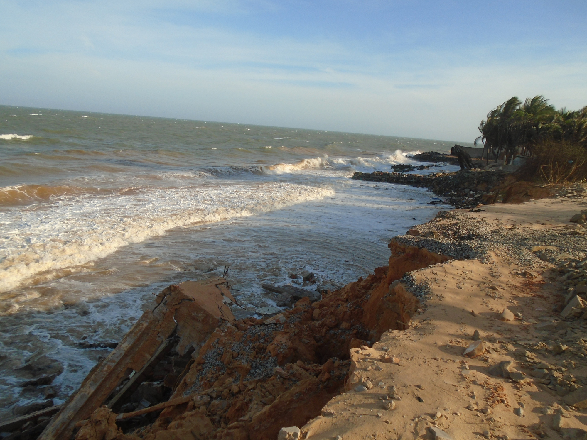 B&igrave;nh Thuận: S&oacute;ng lớn đ&aacute;nh bay con đường c&ugrave;ng nhiều c&ocirc;ng tr&igrave;nh xuống biển - Ảnh 2.
