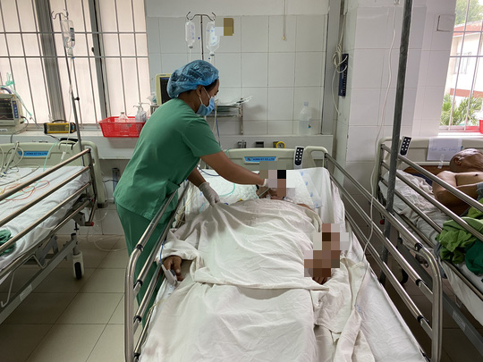 Nhờ b&aacute;o động đỏ, 2 thanh ni&ecirc;n bị đ&acirc;m thấu bụng được cứu sống - Ảnh 2.