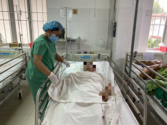 Nhờ b&aacute;o động đỏ, 2 thanh ni&ecirc;n bị đ&acirc;m thấu bụng được cứu sống - Ảnh 3.
