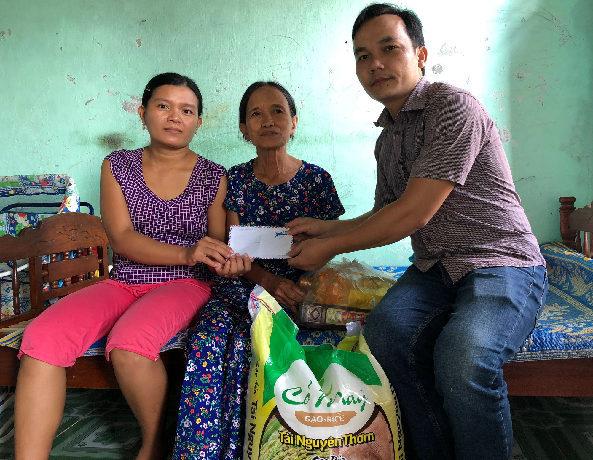 ATM thực phẩm miễn phí tặng quà gia đình anh Duy "ve chai"