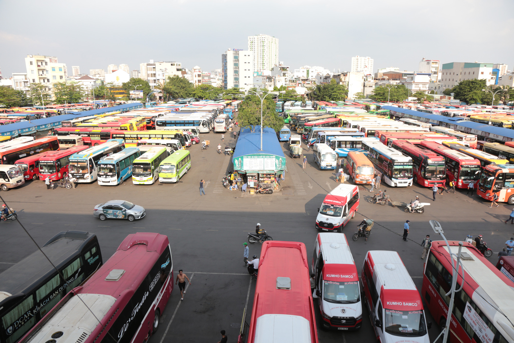 Nới lỏng giãn cách xã hội, cửa ngõ TP HCM đông nghịt người đi nghỉ lễ - Ảnh 9.