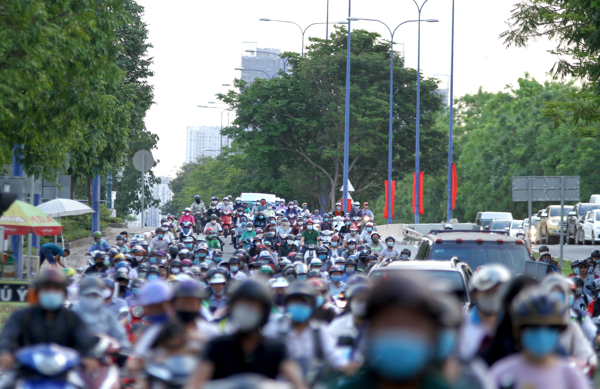 Nới lỏng giãn cách xã hội, cửa ngõ TP HCM đông nghịt người đi nghỉ lễ