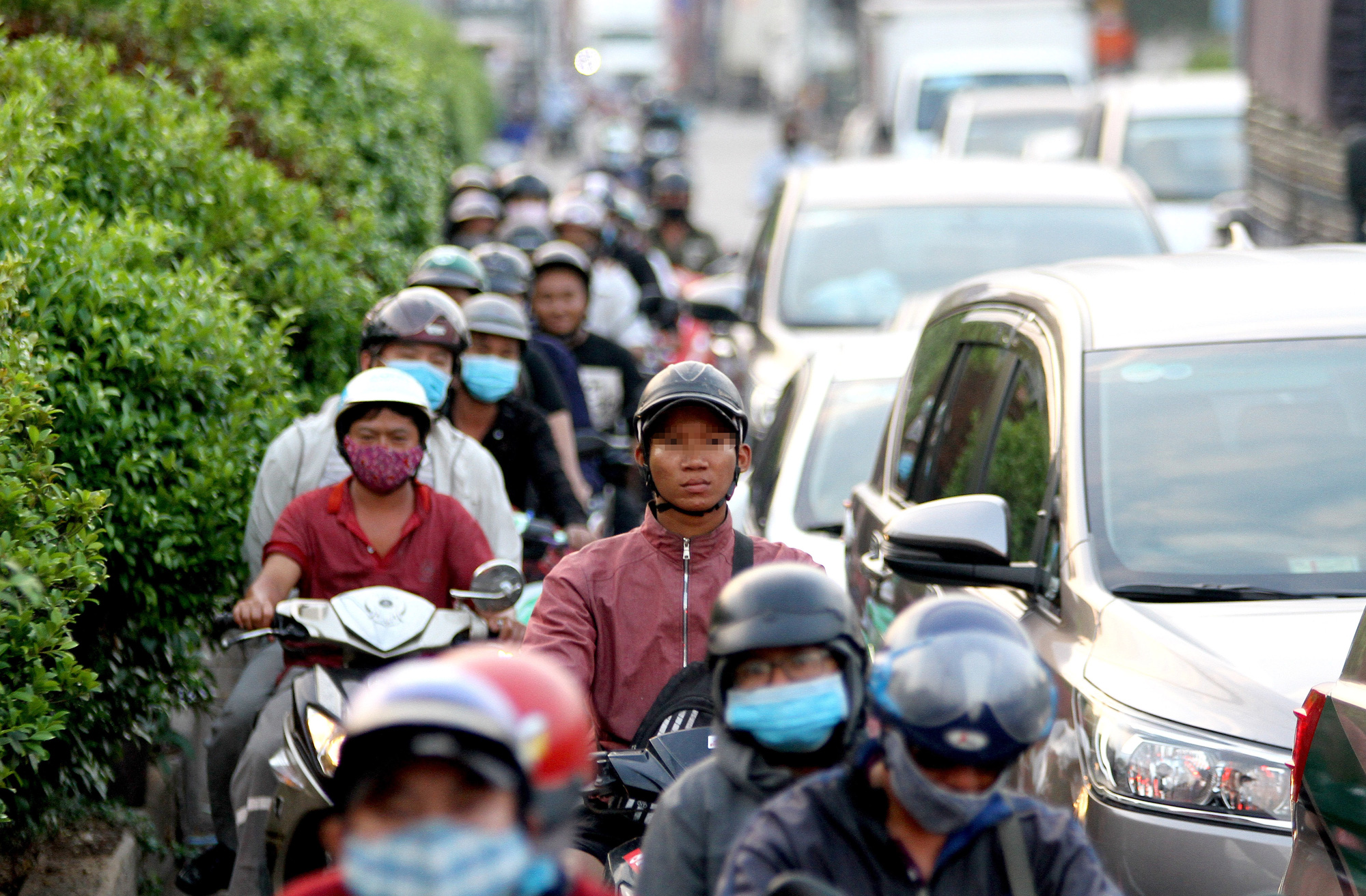 Nới lỏng giãn cách xã hội, cửa ngõ TP HCM đông nghịt người đi nghỉ lễ - Ảnh 12.