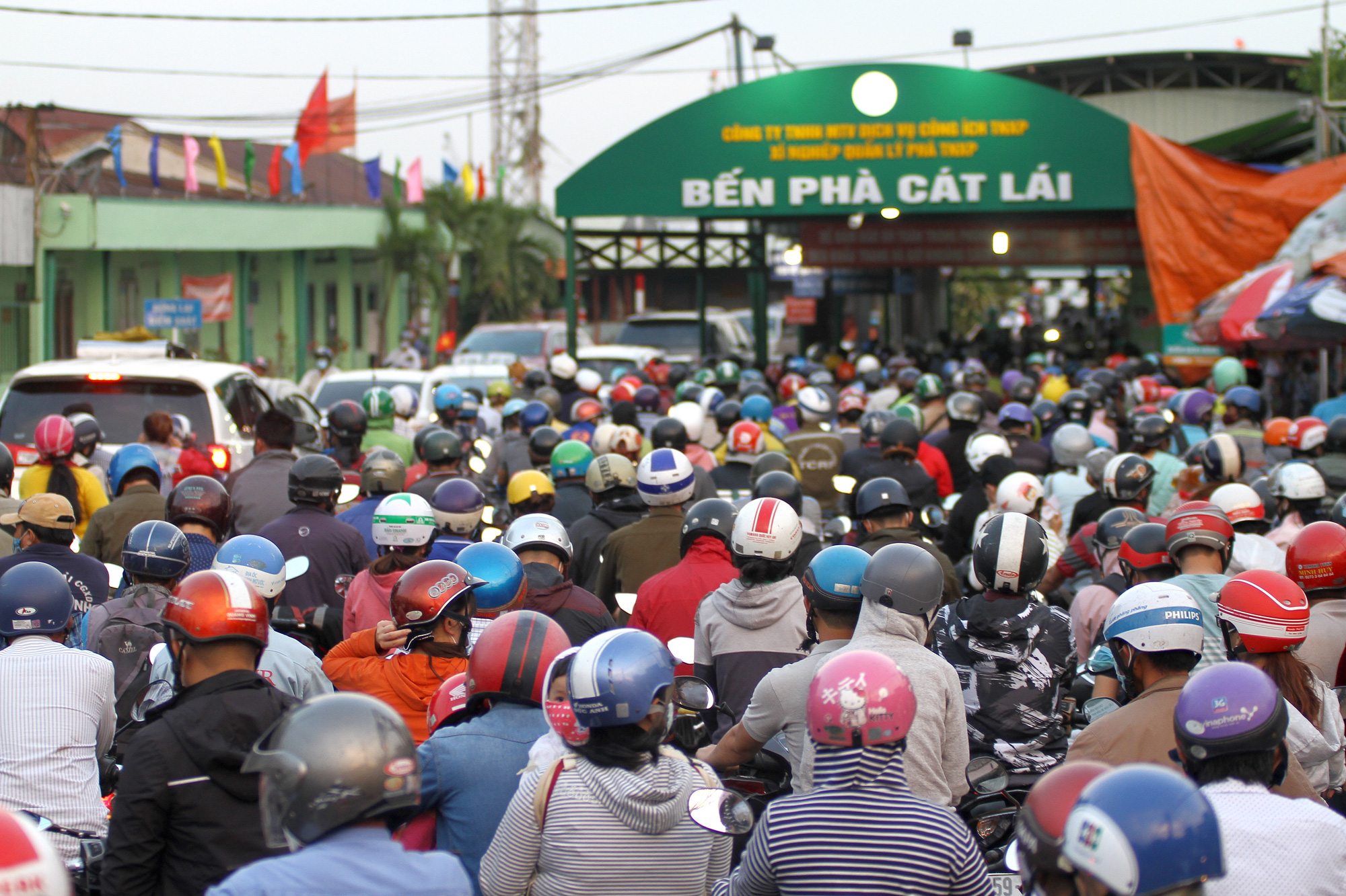 Nới lỏng giãn cách xã hội, cửa ngõ TP HCM đông nghịt người đi nghỉ lễ - Ảnh 4.