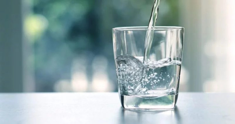 Nguy&ecirc;n nh&acirc;n v&agrave; c&aacute;ch đối ph&oacute; với m&ocirc;i kh&ocirc;, m&ocirc;i nứt nẻ - Ảnh 1.