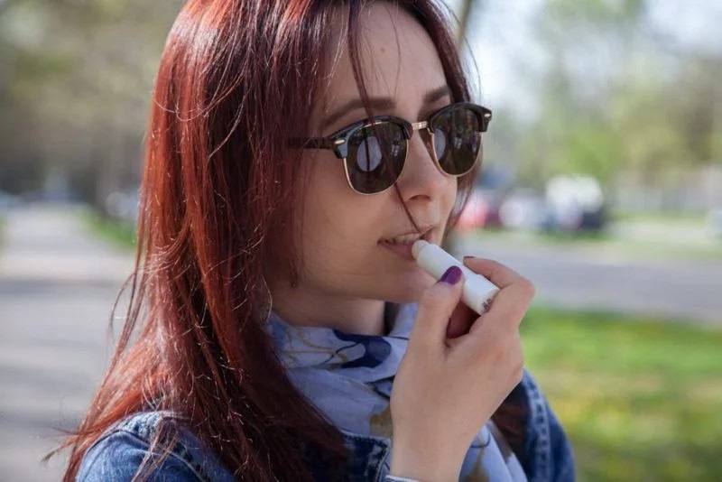 Nguy&ecirc;n nh&acirc;n v&agrave; c&aacute;ch đối ph&oacute; với m&ocirc;i kh&ocirc;, m&ocirc;i nứt nẻ - Ảnh 2.