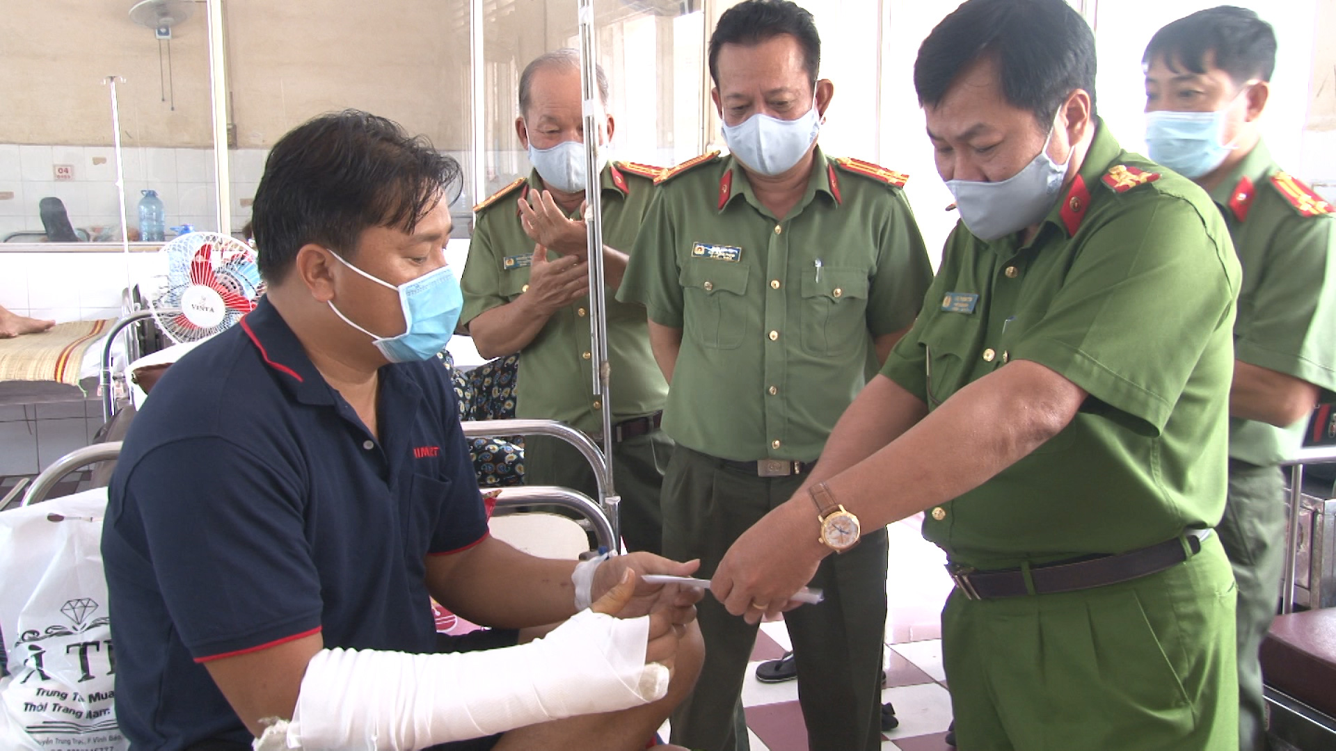 Cảnh sát cơ động bị dân buôn hung hãn đánh đến nhập viện