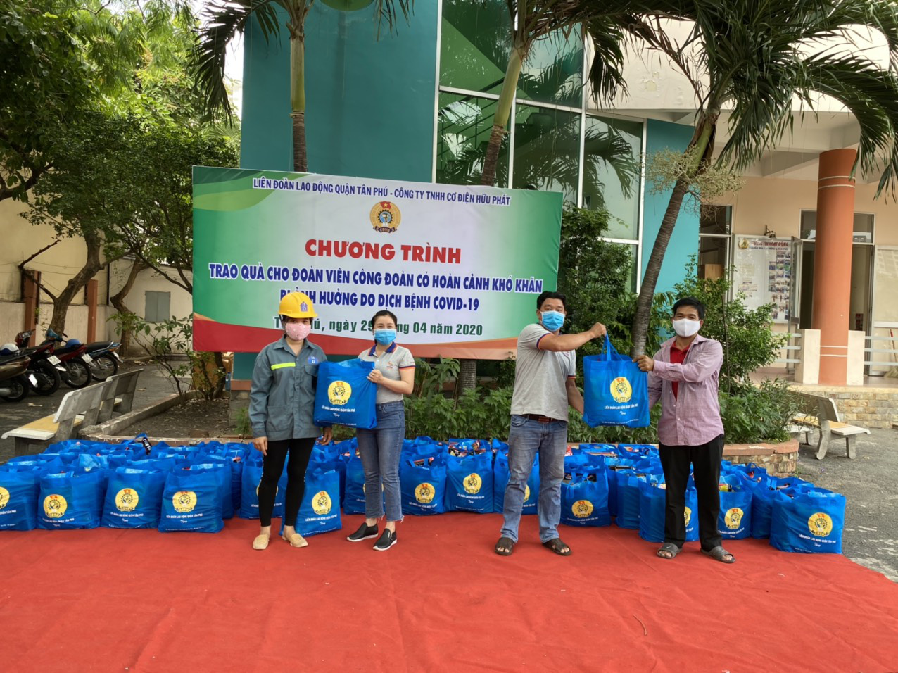 Chăm lo thiết thực cho người lao động k&eacute;m may mắn - Ảnh 3.