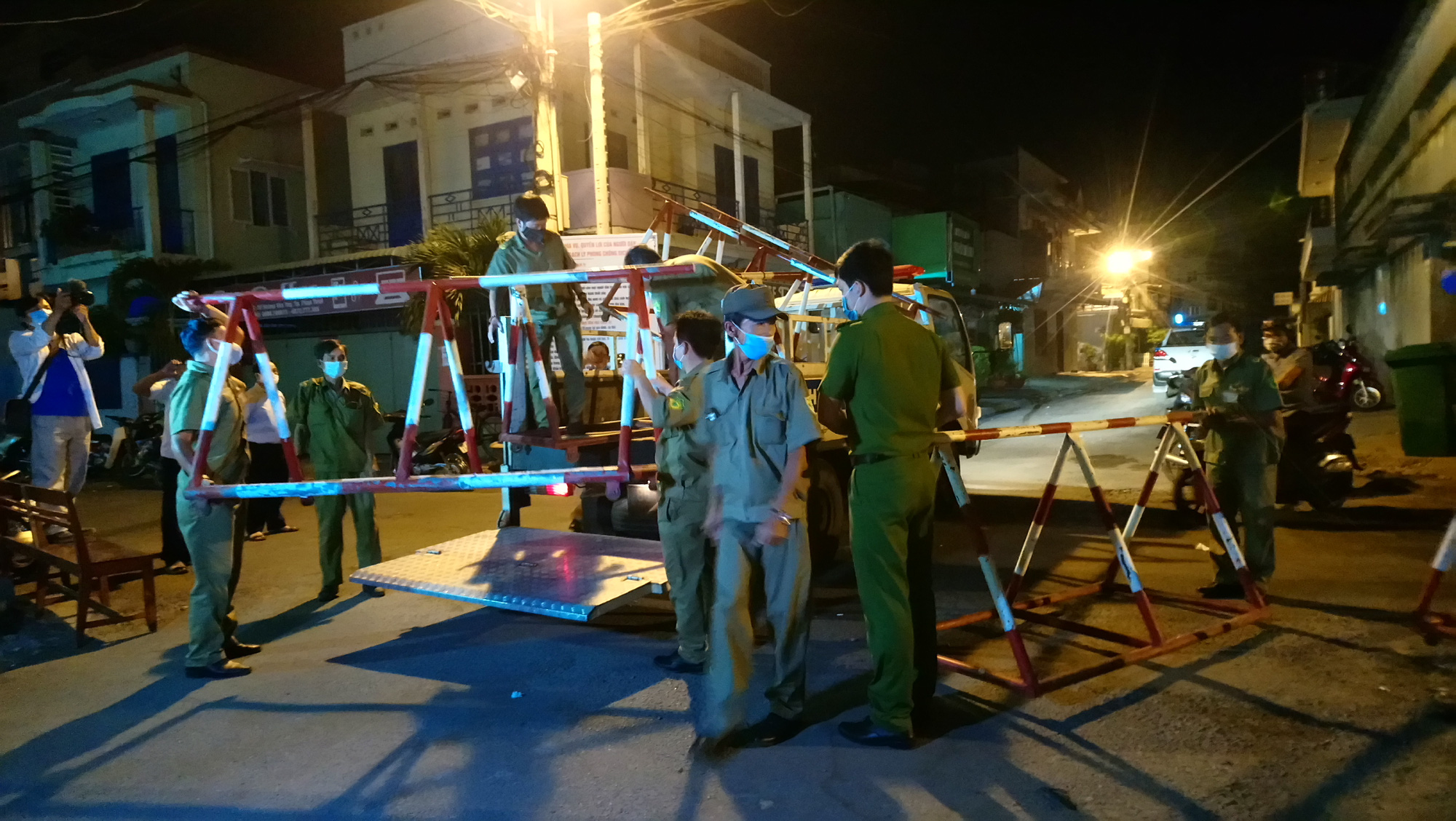 Dỡ bỏ phong tỏa v&igrave; Covid-19 ở hai tuyến phố B&igrave;nh Thuận - Ảnh 4.
