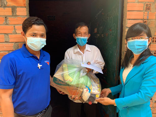 B&igrave;nh Dương: Trao 140 phần qu&agrave; cho người lao động ngh&egrave;o - Ảnh 1.