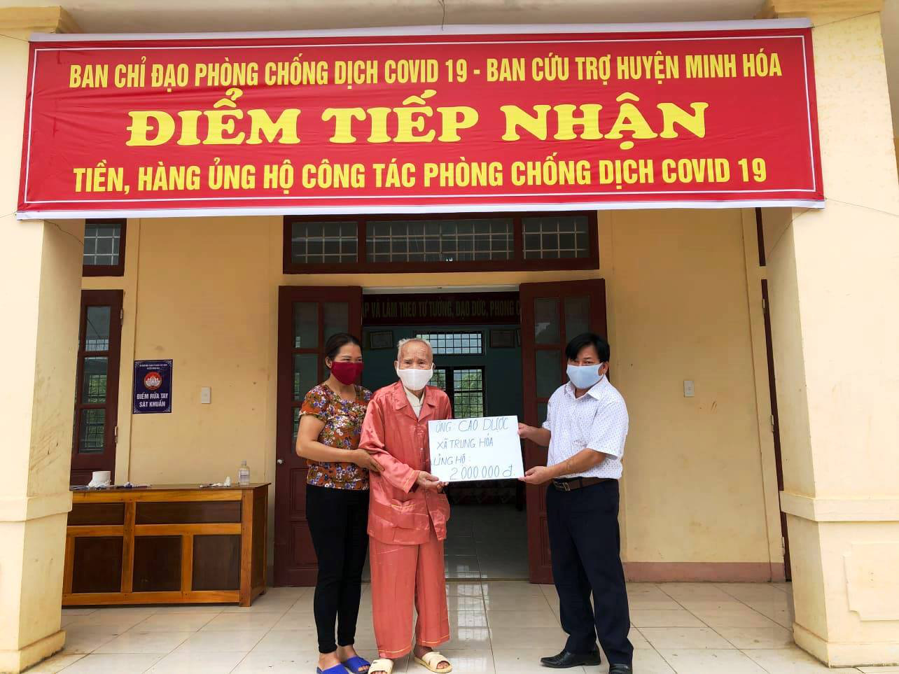 Xúc động hình ảnh cụ già 104 tuổi ở Quảng Bình ủng hộ 2 triệu đồng chống dịch Covid-19