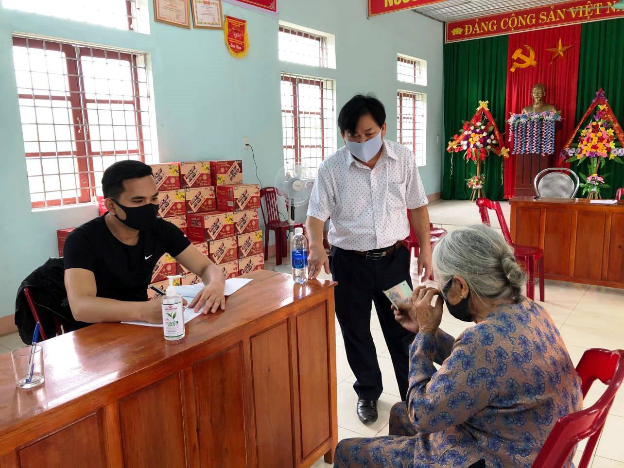 X&uacute;c động h&igrave;nh ảnh cụ gi&agrave; 104 tuổi ở Quảng B&igrave;nh ủng hộ 2 triệu đồng chống dịch Covid-19 - Ảnh 2.