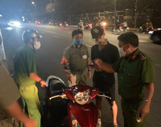 Vũng Tàu xử phạt người không đeo khẩu trang - Ảnh 1.