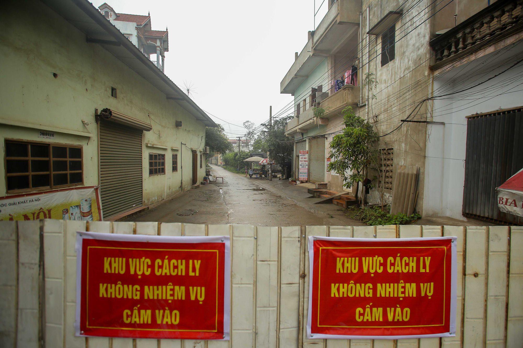 CLIP: Cận cảnh c&aacute;ch ly cả th&ocirc;n hơn 1.400 người do 1 bệnh nh&acirc;n Covid-19 - Ảnh 6.