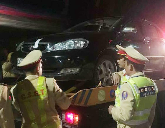 Uống rượu, điều khiển xe ôtô đi trái đường, 1 thầy giáo bị phạt gần 40 triệu đồng