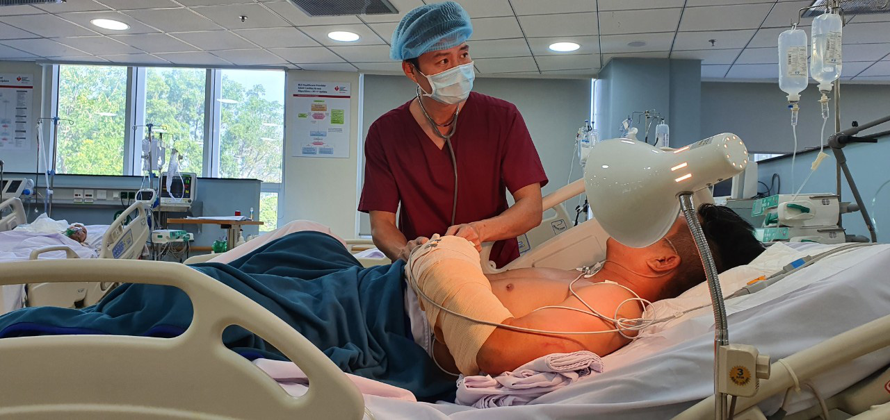 Vụ người đ&agrave;n &ocirc;ng đi &ocirc; t&ocirc; ở TP HCM bị chặt rớt tay: Nối th&agrave;nh c&ocirc;ng cẳng tay bị ch&eacute;m l&igrave;a - Ảnh 1.