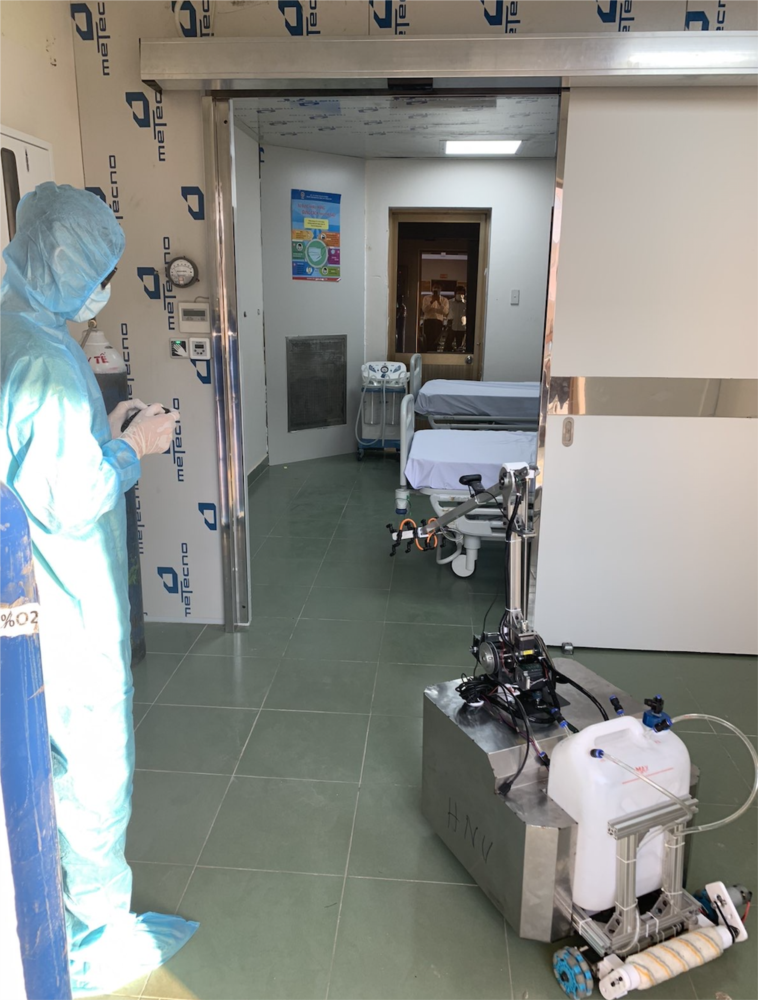 Từ ngày mai, TP HCM sử dụng robot để khử khuẩn phòng cách ly ngừa Covid-19