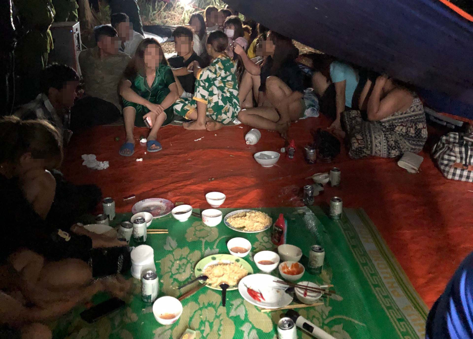 Bất chấp lệnh cấm tụ tập, h&agrave;ng chục nh&acirc;n vi&ecirc;n massage ăn nhậu tưng bừng - Ảnh 1.