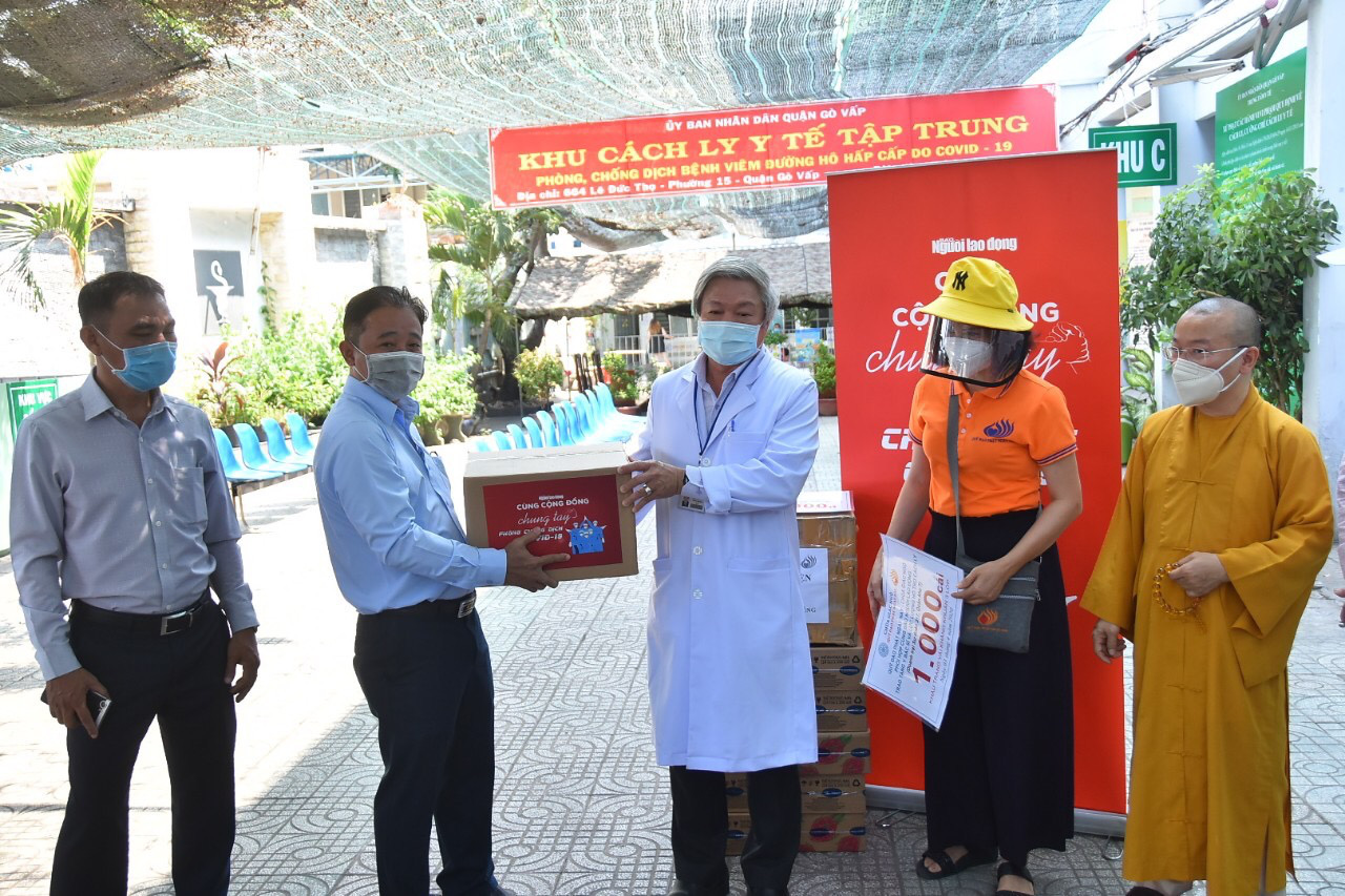 Báo Người Lao Động tiếp tục tặng quà các đơn vị "tuyến đầu" chống dịch Covid-19