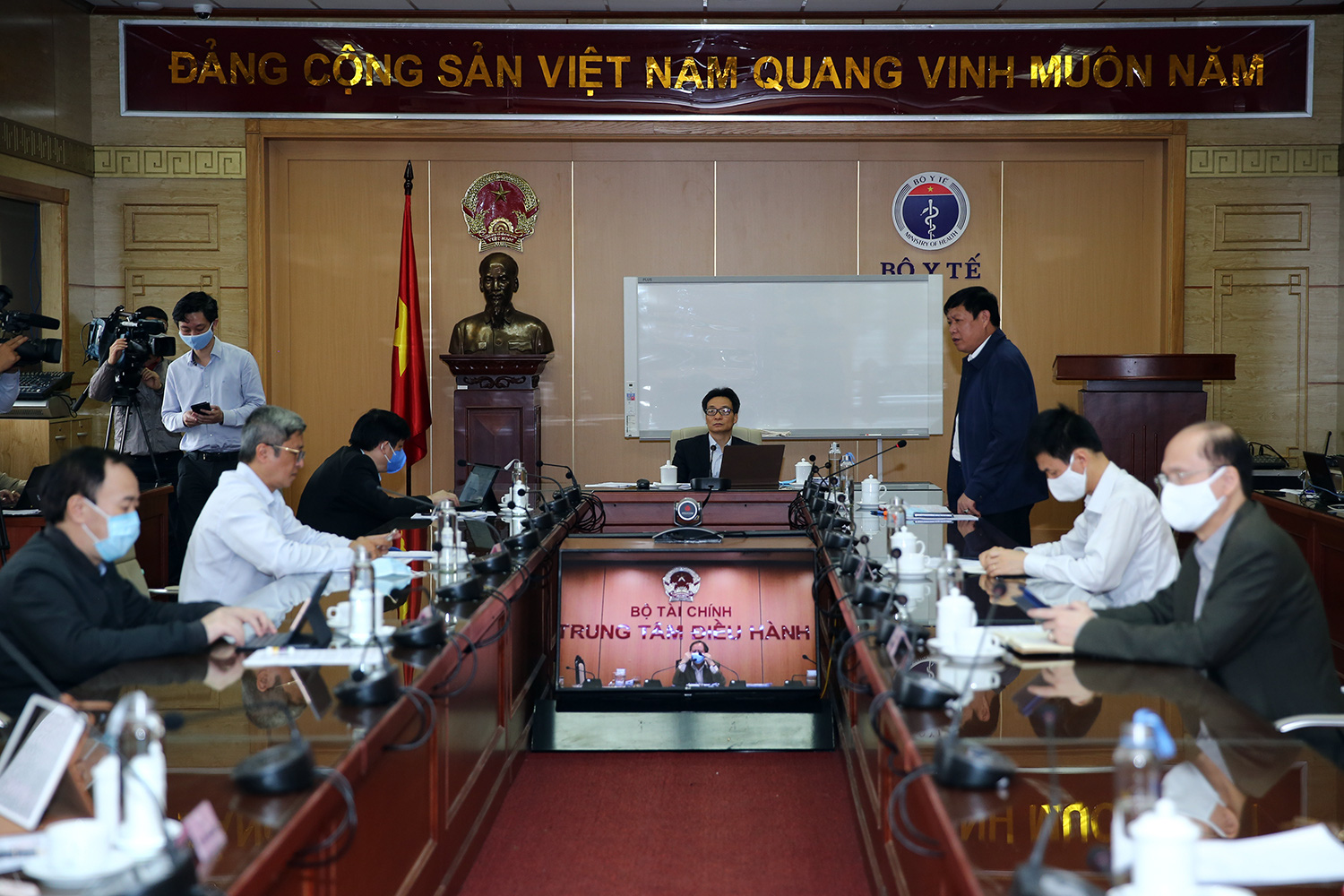 Quyết liệt cách ly, cách ly người với người sẽ hạn chế tổn thất về tính mạng người dân - Ảnh 2.